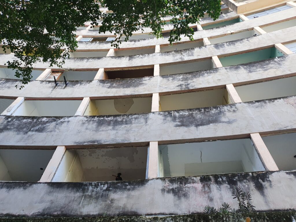 Grades e janelas dos apartamentos foram furtadas. Foto: Wagner Oliveira