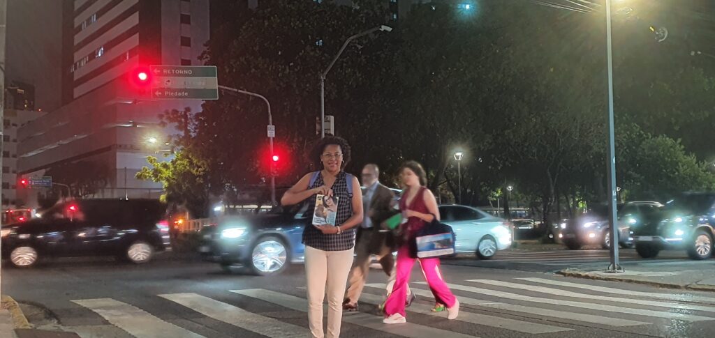 Lenemar Santos vende seus trabalhos em sinais de trânsito há 15 anos. Fotos: Wagner Oliveira