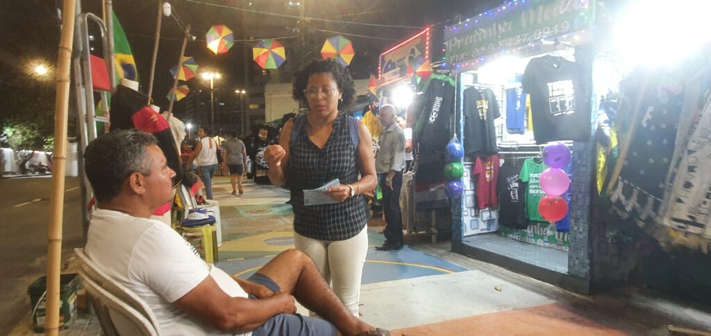 Lenemar também aborda clientes fora dos sinais. Foto: Wagner Oliveira