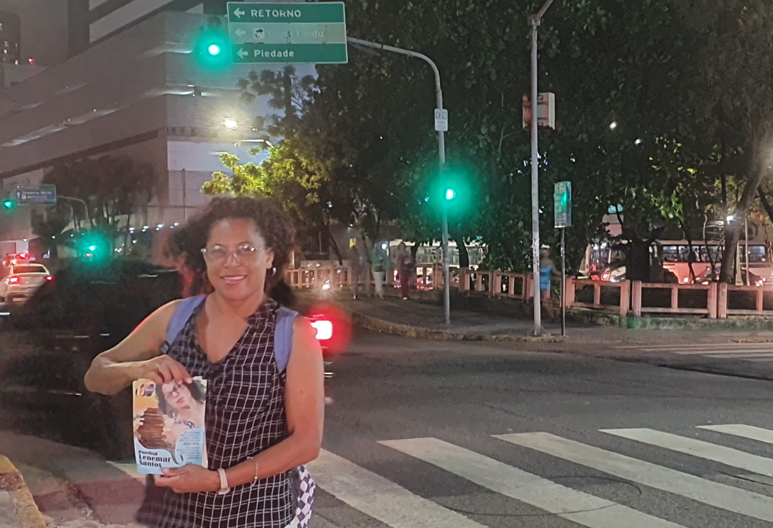 A poetisa aproveita o tempo dos semáforos fechados para vender suas poesias. Foto: Wagner Oliveira