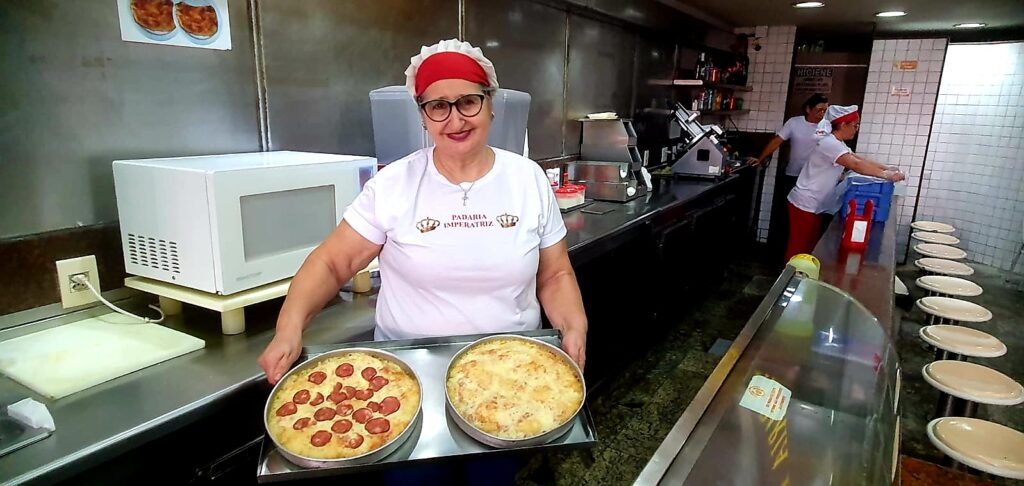 Os retalhos de pizza e Fátima, a portuguesa, são queridos pelos clientes. Foto: Wagner Oliveira
