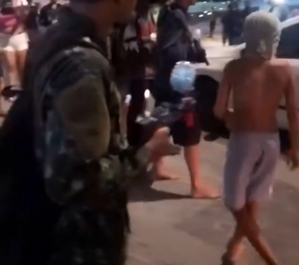 Adolescentes e jovens também atiram contra veículos. Foto: Reprodução