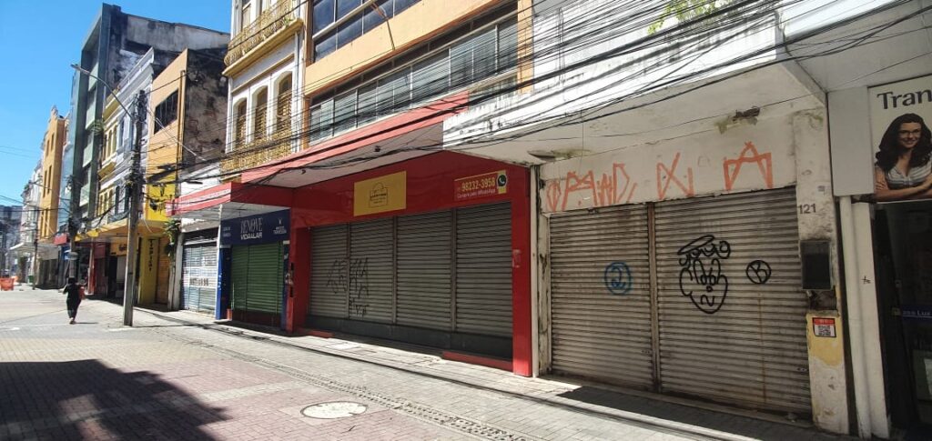 Hoje a Rua da Imperatriz tem muitas lojas fechadas e comércio fraco. Foto: Wagner Oliveira