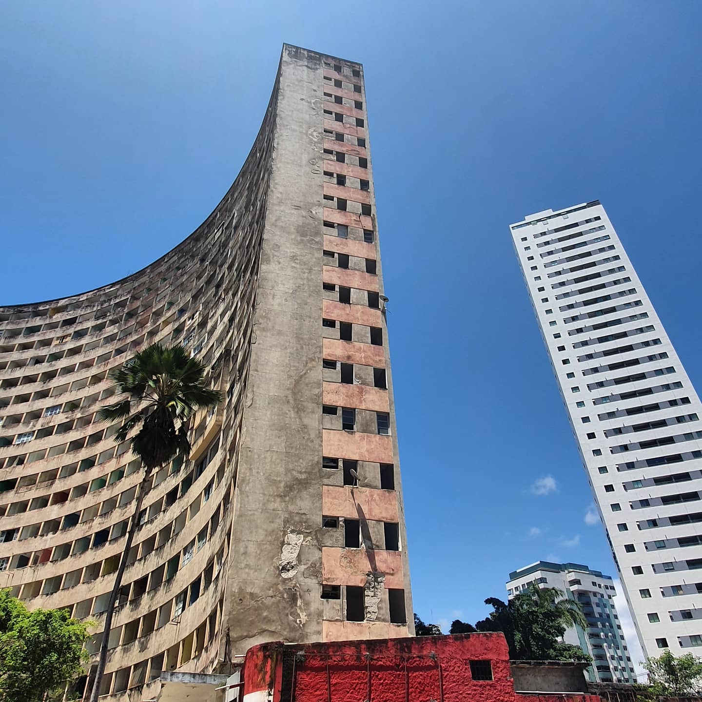Edifício contrasta com os outros prédios do bairro. Foto: Wagner Oliveira