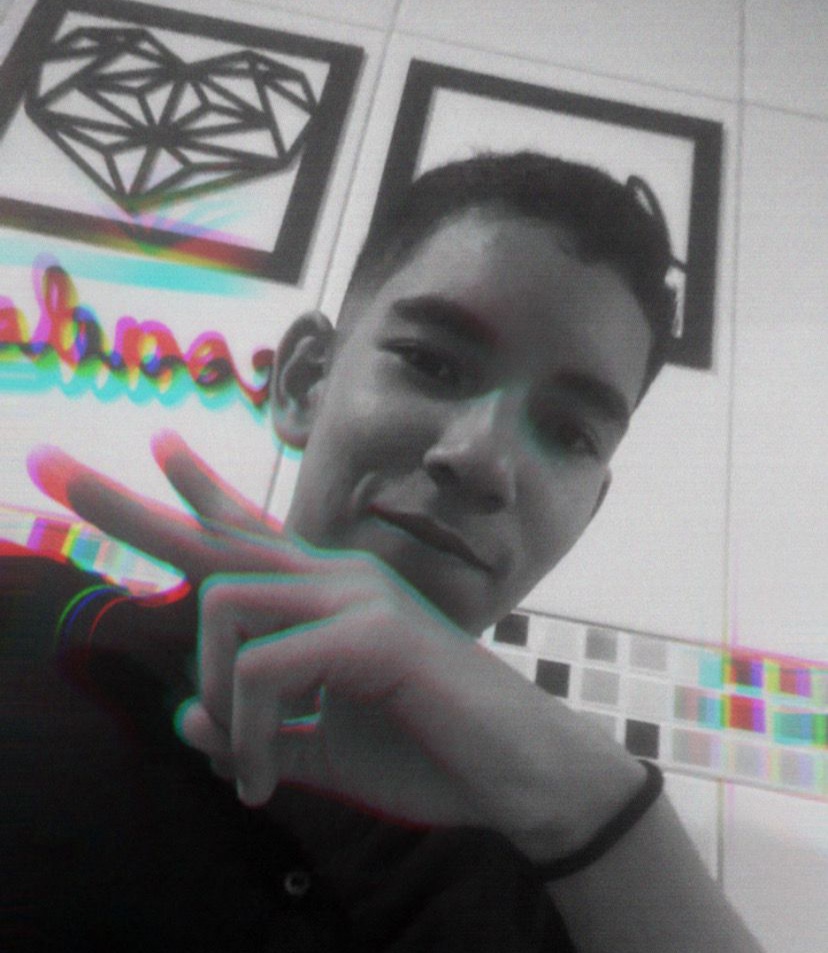 O estudante Victor e os pais estão felizes com a aprovação dele no curso. Foto: Arquivo Pessoal