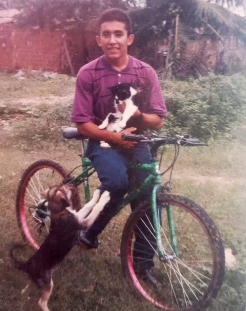 Almir aos 22 anos. Ele divulgou fotos na esperança de encontrar o pai. Foto: Arquivo pessoal