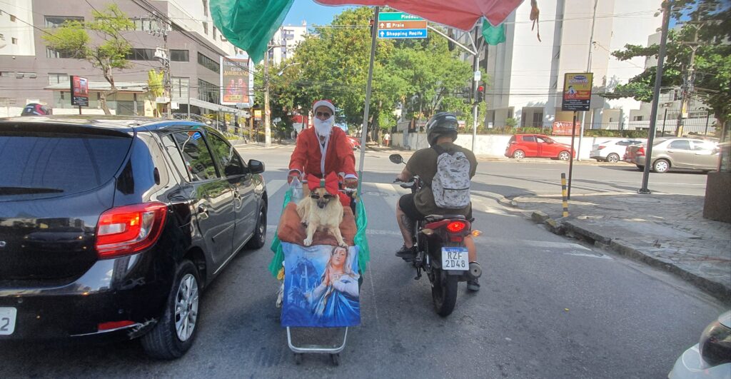 Muitas pessoas ajudam com roupas e dinheiro, mas nem sempre é assim. Foto: Wagner Oliveira