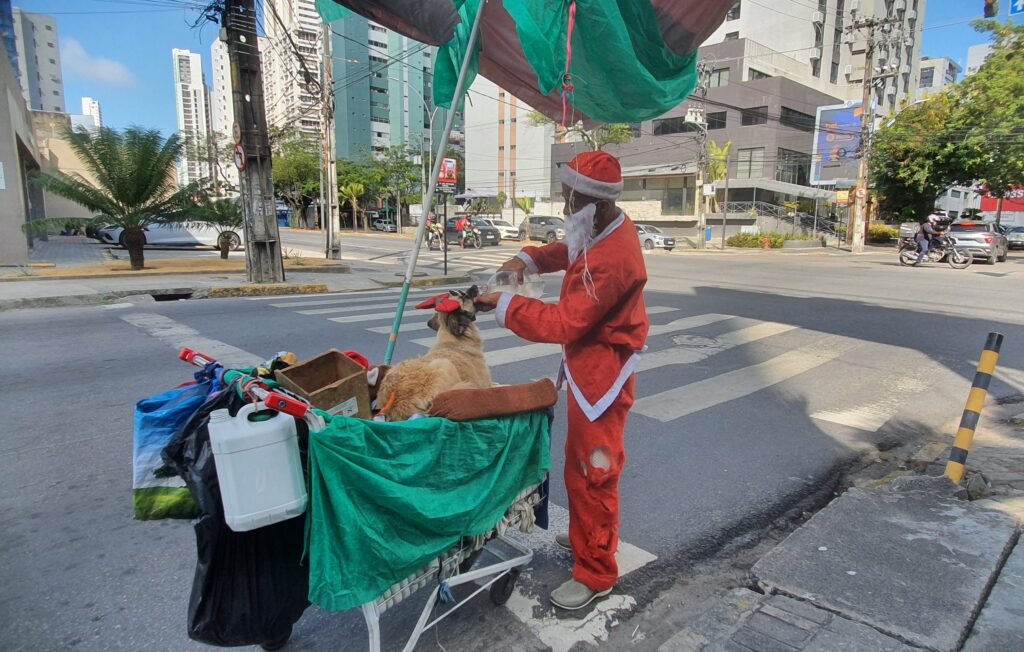 Para diminuir o calor, Jurandir toma água e também dá água a Angélica. Foto: Wagner Oliveira