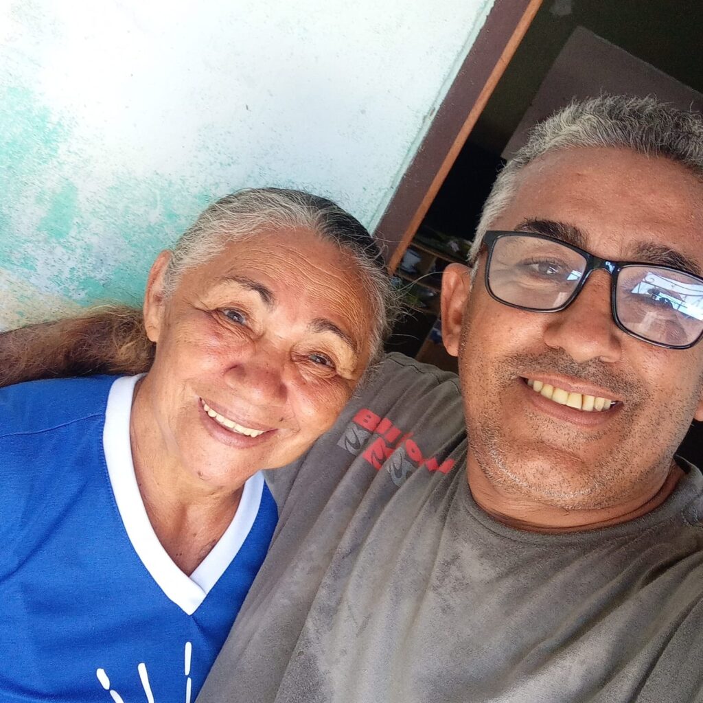 Almir ao lado da mãe, Nair dos Santos Cruz. Foto: Arquivo Pessoal