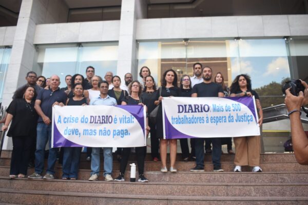 Jornalistas que trabalharam no DP fizeram ato na Alepe. Foto: Genival Paparazzi
