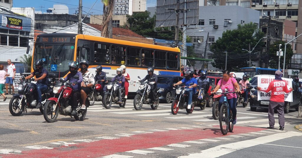 Pernambuco tem quase 30 mil motocicletas a mais de carros nas ruas. Foto: Wagner Oliveira