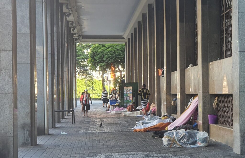 Frente do prédio dos Correios abriga muita gente à noite. Foto: Wagner Oliveira