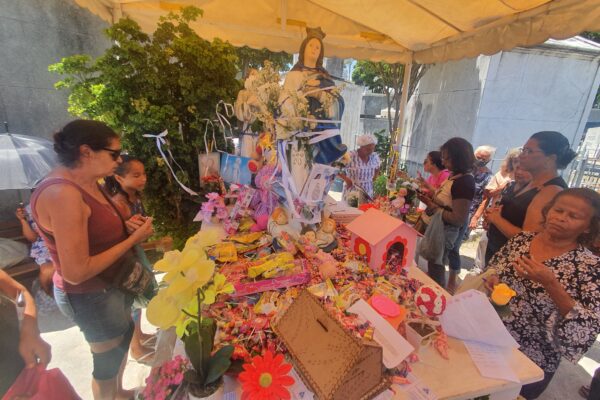 Túmulo da Menina sem nome recebe visitas durante todo o dia. Foto: Wagner Oliveira