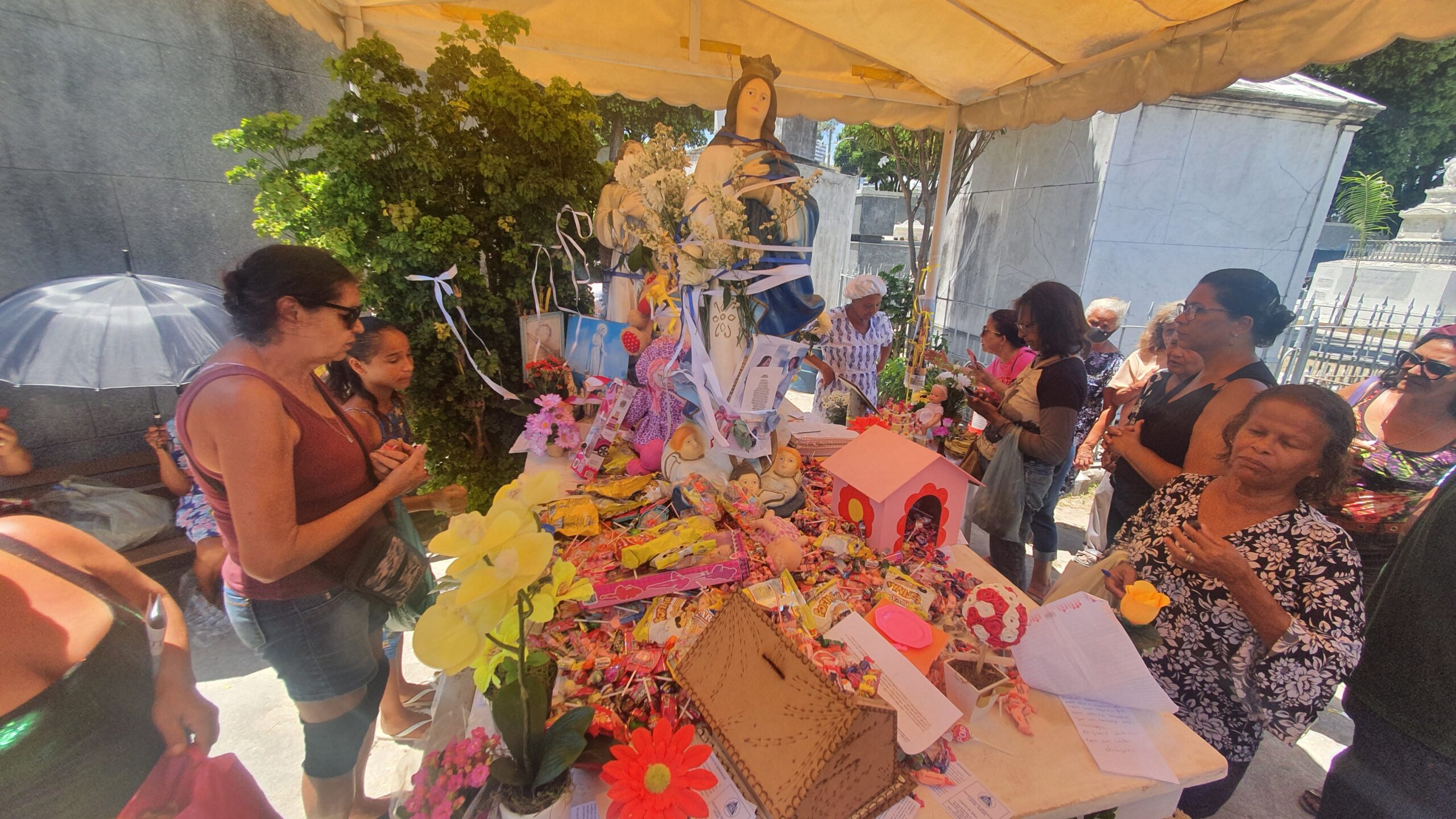 Túmulo da Menina sem nome recebe visitas durante todo o dia. Foto: Wagner Oliveira