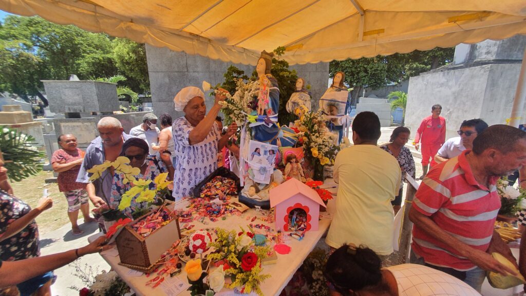 Túmulo da Menina sem nome recebe visitas durante todo o dia. Foto: Wagner Oliveira
