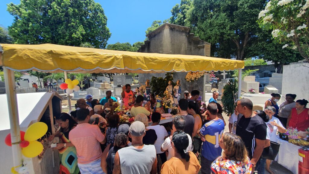 Doações, pedidos e agradecimentos não param no túmulo dela. Foto: Wagner Oliveira