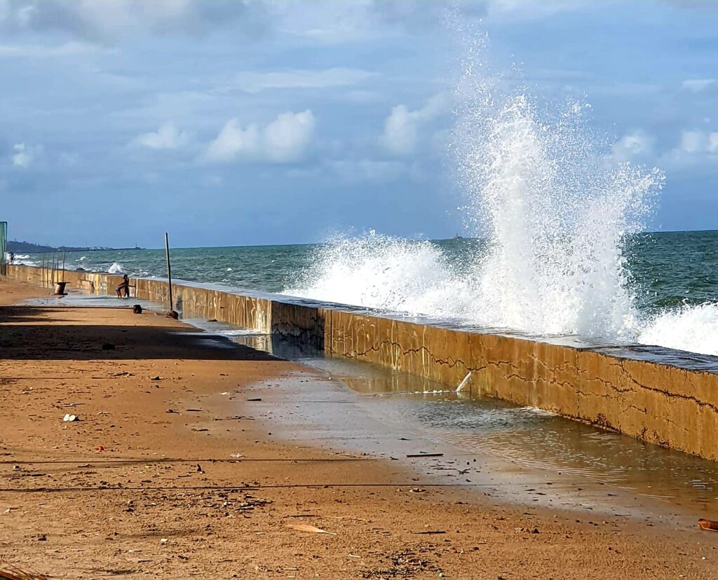 Batida das ondas nas pedras e no paredão causam o Banho de Choque. Fotos: Wagner Oliveira