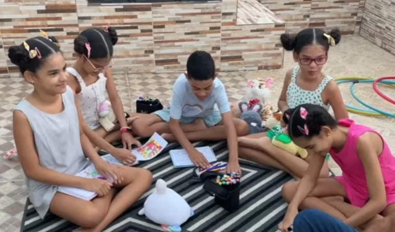 Vitória, Alice, Helena, Heloísa e Neto gostam de brincar juntos