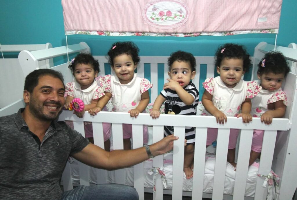 Estive com os quíntuplos quando eles completaram um ano de vida.