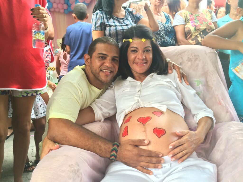 Valmir e Hildeane souberam os sexos dos bebês em festa na rua de casa. Foto: Wagner Oliveira